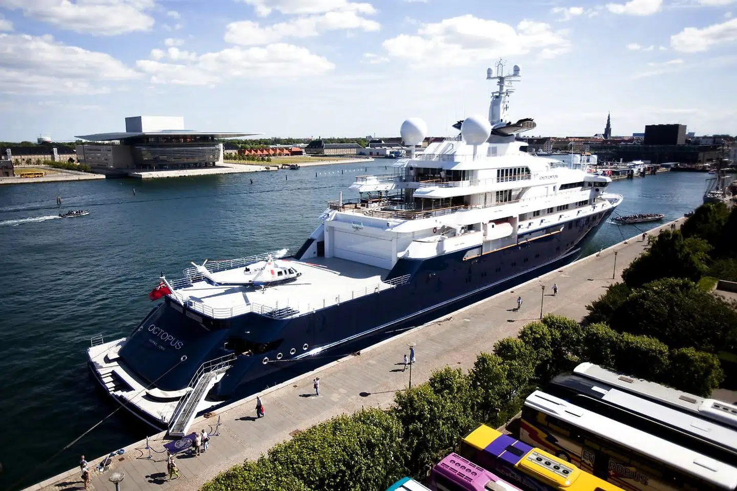 Octopus besøgte i 2010 Danmark. Her ses det store skib ved Langelinje.