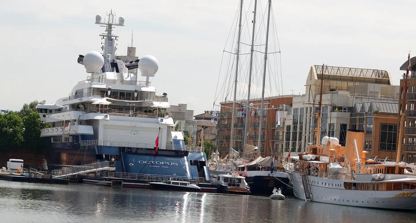 Superyachten ses her ved OL i London i 2012. Den opmærksomme læser vil bemærke, at det er Kongeskibet Dannebrog, der ligger til kaj til højre i billedet.