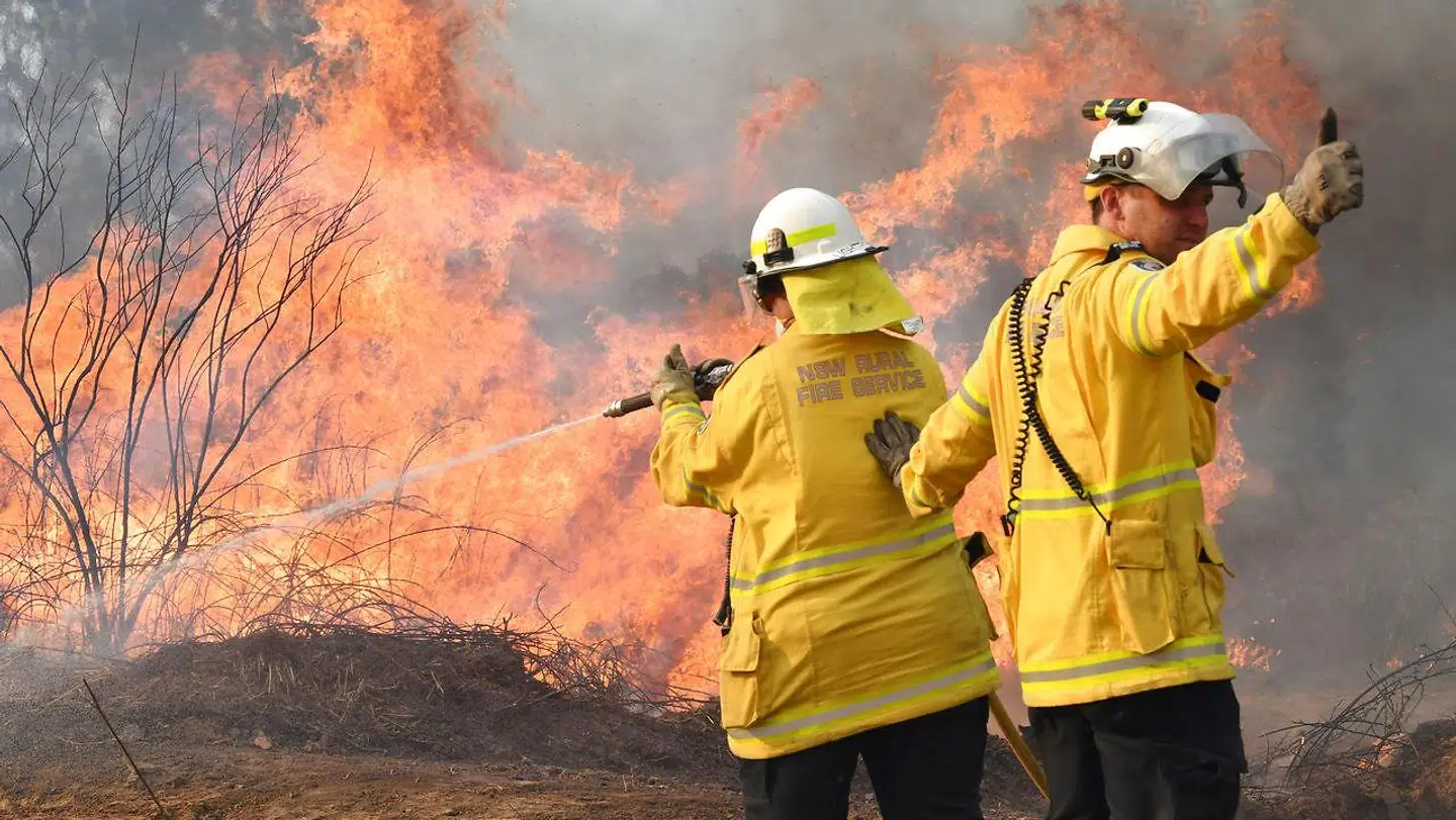 Det tørre landskab og vind gør forholdene svære for brandmændene i New South Wales og Queensland.