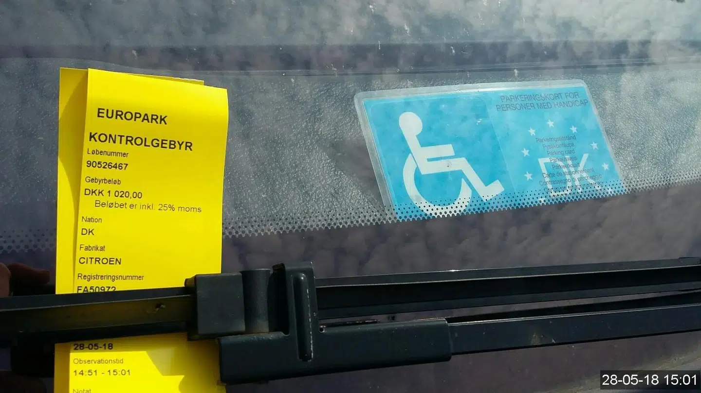 Allan Rosenhøj tog dette billede, lige efter han havde fået en bøde. Udløbsdatoen er under de sorte prikker på forruden. Parkeringsvagten kunne ikke se den tydeligt og udskrev en bøde.