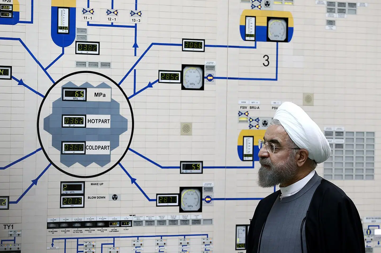 Irans præsident, Hassan Rouhani, under et besøg op atomkraftværket i Bushehr i sidste uge. Den israelske premierminister, Benjamin Netanyahu, beskylder Iran for at have et ikke tidligere oplyst atomanlæg. Mohammad Berno/Ritzau Scanpix