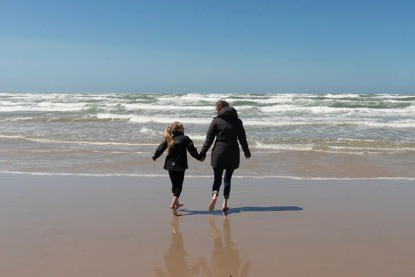 Mette Langberg med sin datter Siri, hvis barneeksem skabte idéen til en hudplejevirksomhed, der i dag omsætter for millioner. Privatfoto.