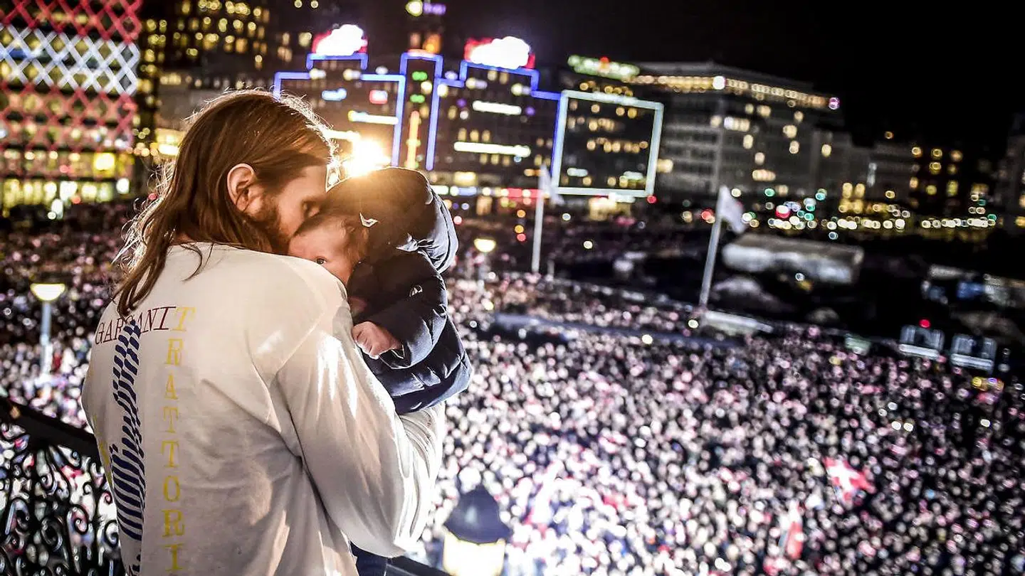 Det danske herrelandshold vandt guld i VM i håndbold og her ses Mikkel Hansen med barn på balkon under hyldest på Københavns Rådhusplads, mandag den 28. januar 2019.. (Foto: Mads Claus Rasmussen/Ritzau Scanpix)