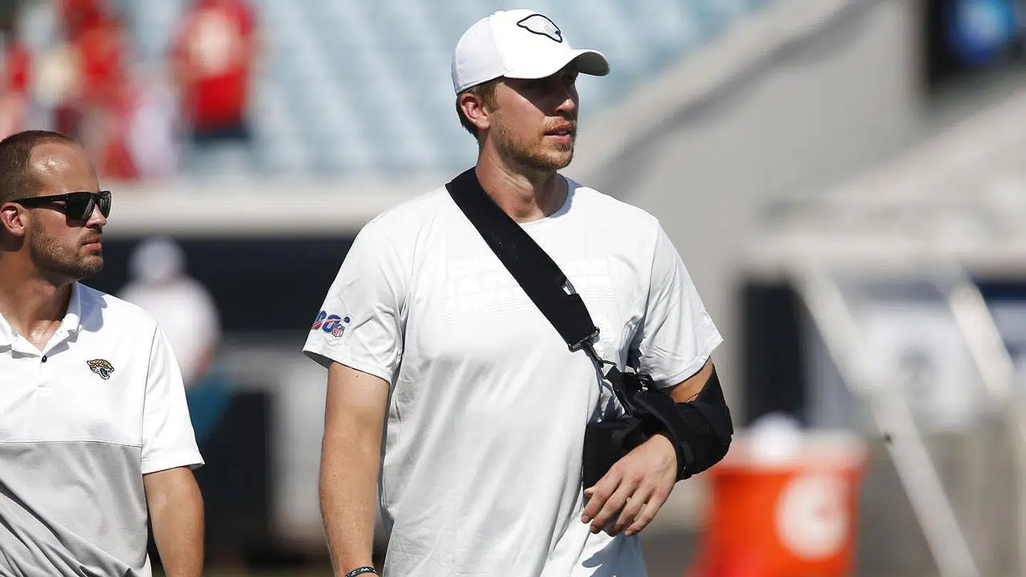 Nick Foles fik hurtigt sin arm i en slynge.