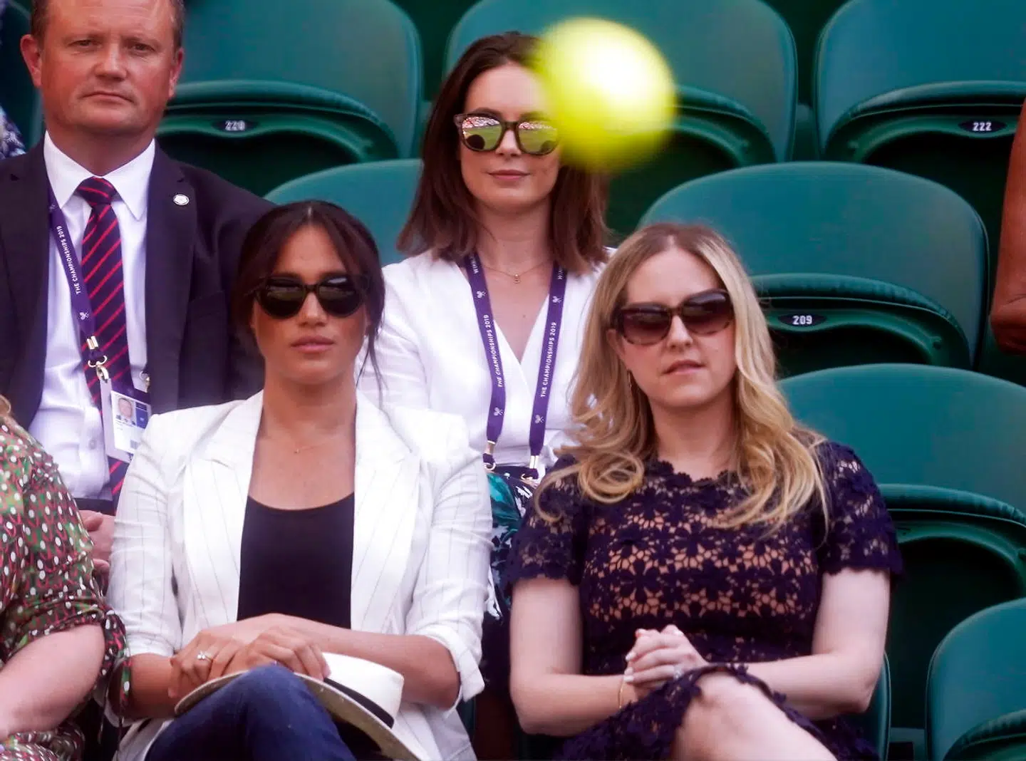 Meghan Markle ser sin veninde Serena Williams spille Wimbledon den 4. juli 2019.