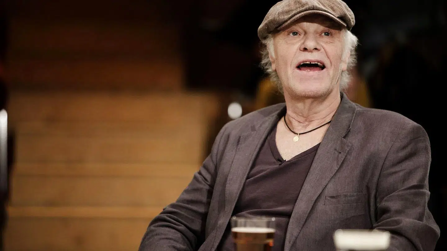 Kim Larsen fik serveret øl og røg cigeratter under sit interview med DR i 2012.