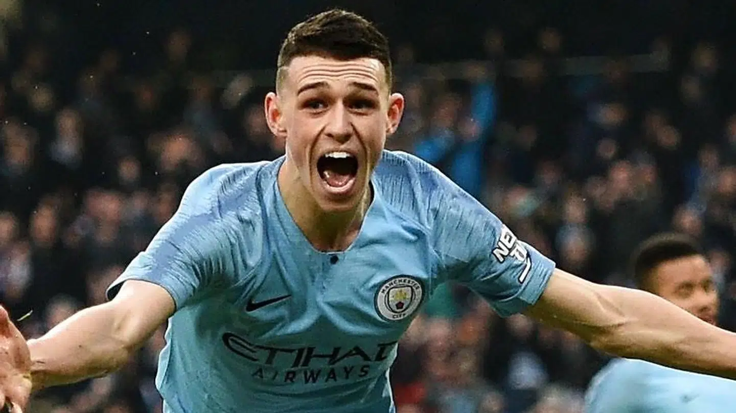 Phil Foden stikker lidt til Pep Guardiola.
