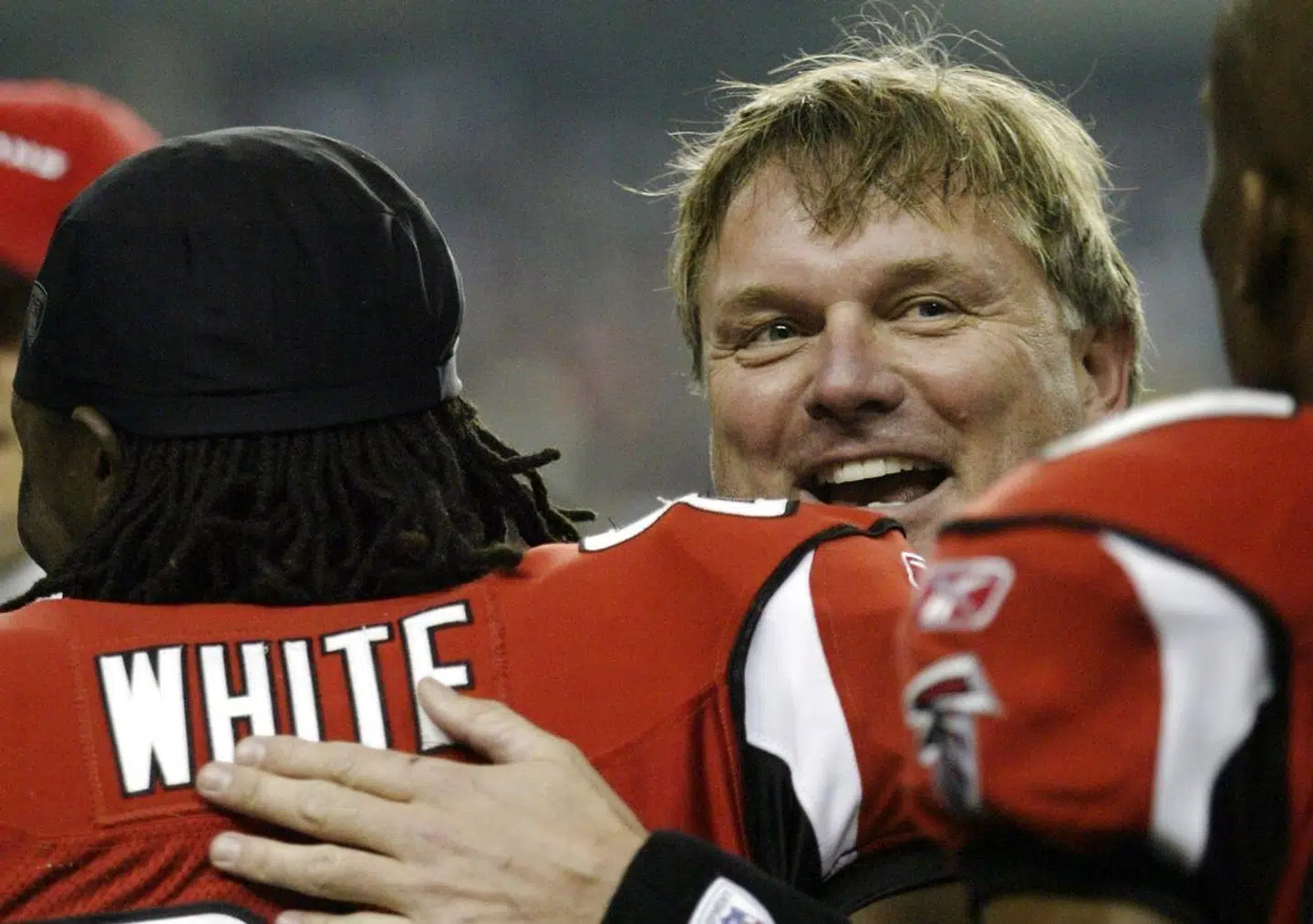 Morten Andersen omfavnes af receiveren Roddy White, efter han havde sat rekord for flest scorede point i NFL's historie den 16. december 2006.