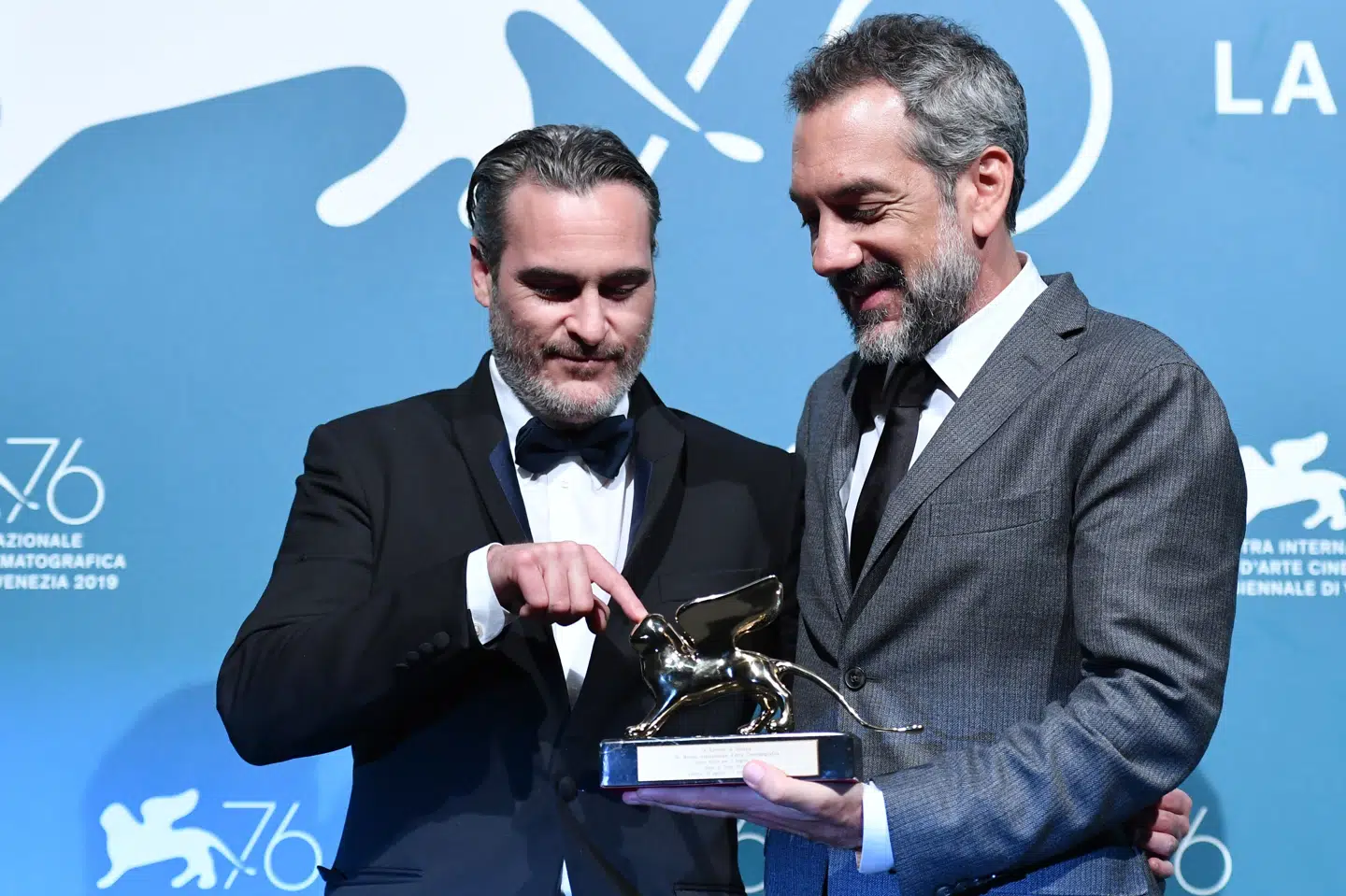 Skuespiller Joaquin Phoenix (t.v.) og instruktør Todd Phillips (t.h.) med Guldløven. Da Phillips modtog prisen, hyldede han Phoenix for præstationen i filmen. Alberto Pizzoli/Ritzau Scanpix