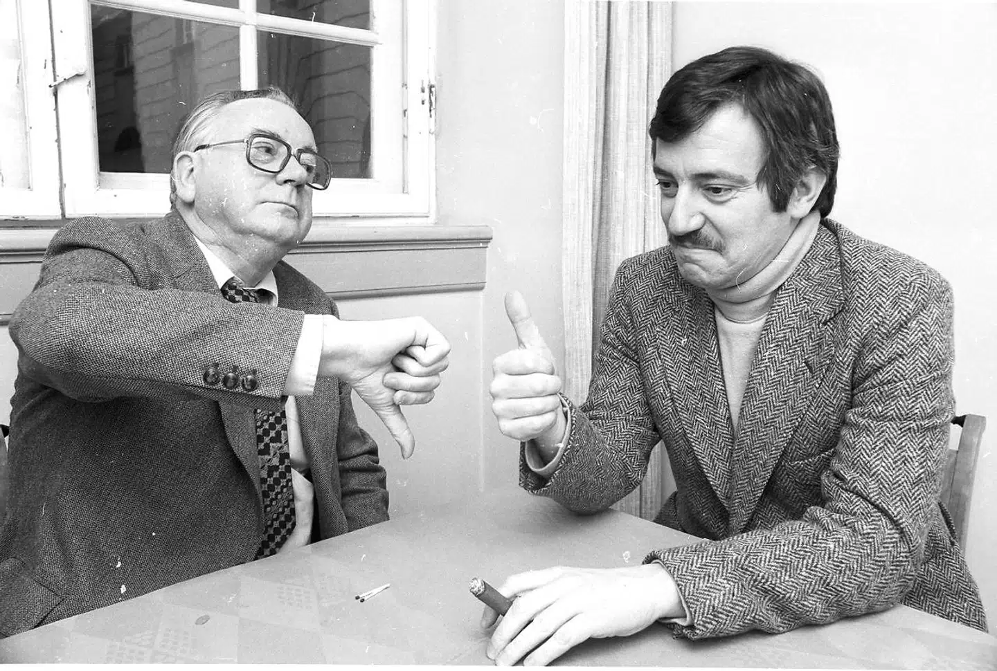 Jakob Ellemann-Jensens farfar og far, Jens Peter 'Døgnbrænder' og Uffe Ellemann-Jensen i en munter stund på Christiansborg i slutningen af 1970'erne.