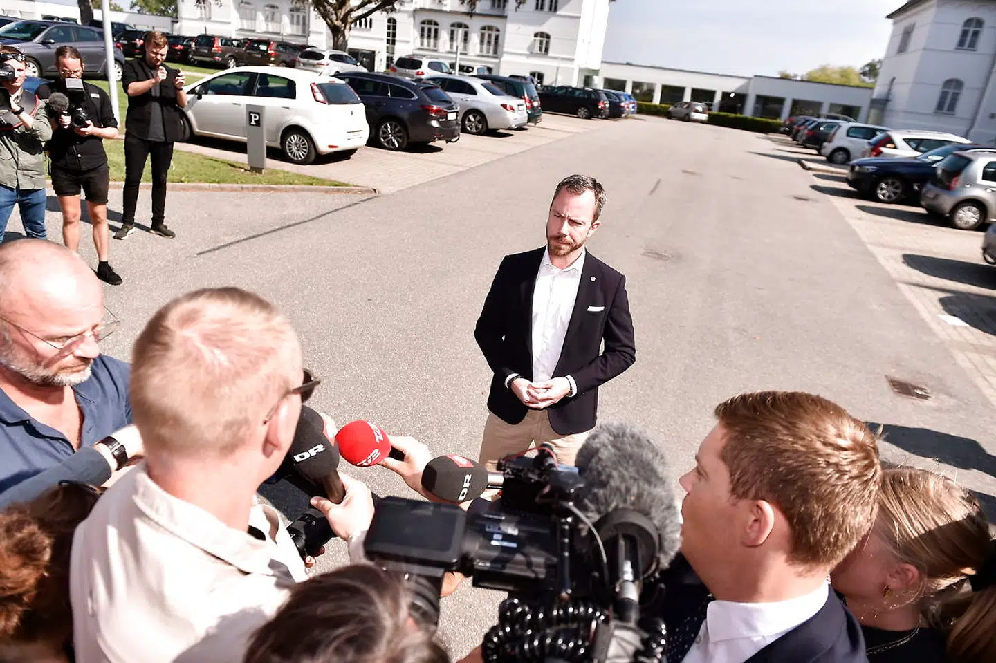 Ved det turbulente V-hovedbestyrelsesmøde i Brejning hobede opfordringerne sig op til Jakob Ellemann-Jensen om at stille op som formand for partiet. Nu gør han det.