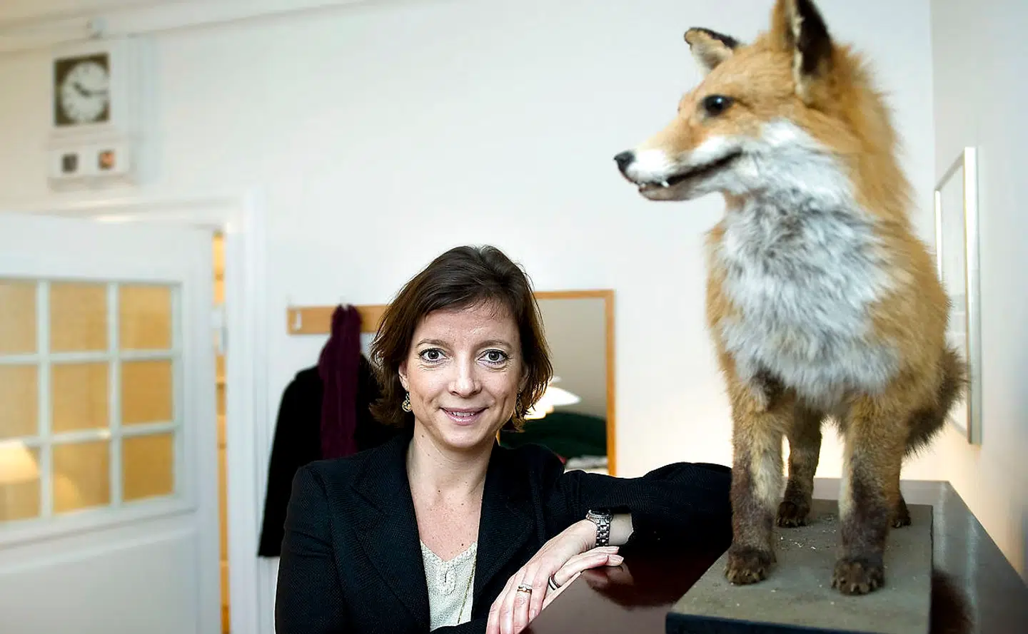 Også Jakob Ellemann-Jensens søster Karen Ellemann er som far og farfar politiker. Her fra hendes tidligere kontor med 'arveræven', som hun har fået af sin far Uffe, der fik den af sin far Jens Peter Jensen.