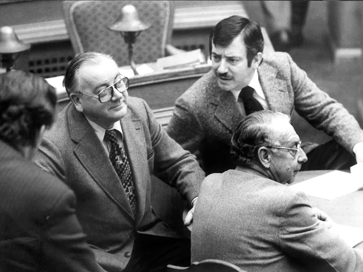 Uffe Ellemann-Jensen (V), th. og faderen Jens Peter Jensen, kaldet 'Døgnbrænderen', i folketingssalen i 1977. I forgrunden Marius Sørensen. Jakob Ellemann-Jensen stiler nu efter formandsposten i Venstre, selv om han som ung forsvorede det efter på nærmeste hold at have oplevet, hvor meget politik slider på familien.