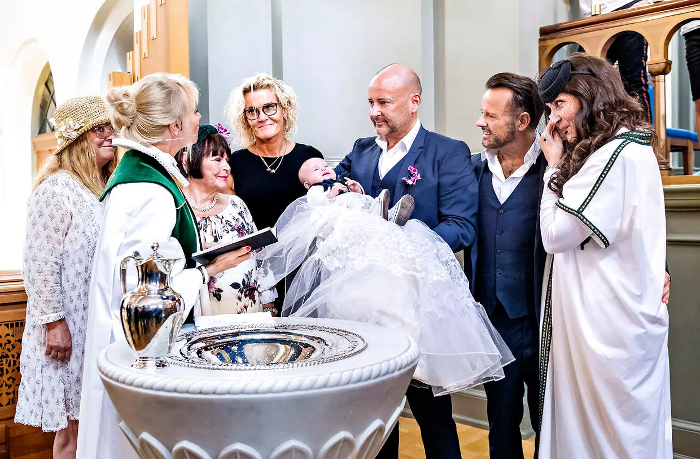 På billedet kan du se præst Kathrine Lilleør, tv-læge Charlotte Bøving, sangeren Monique og selvfølgelig Dennis Knudsen med sønnen Lucas, sin mor og broderen Dion Knudsen.