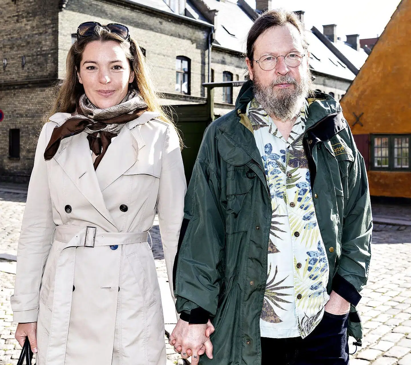 Lars von Trier ankommer til kirken med sin kæreste, Rebecca.