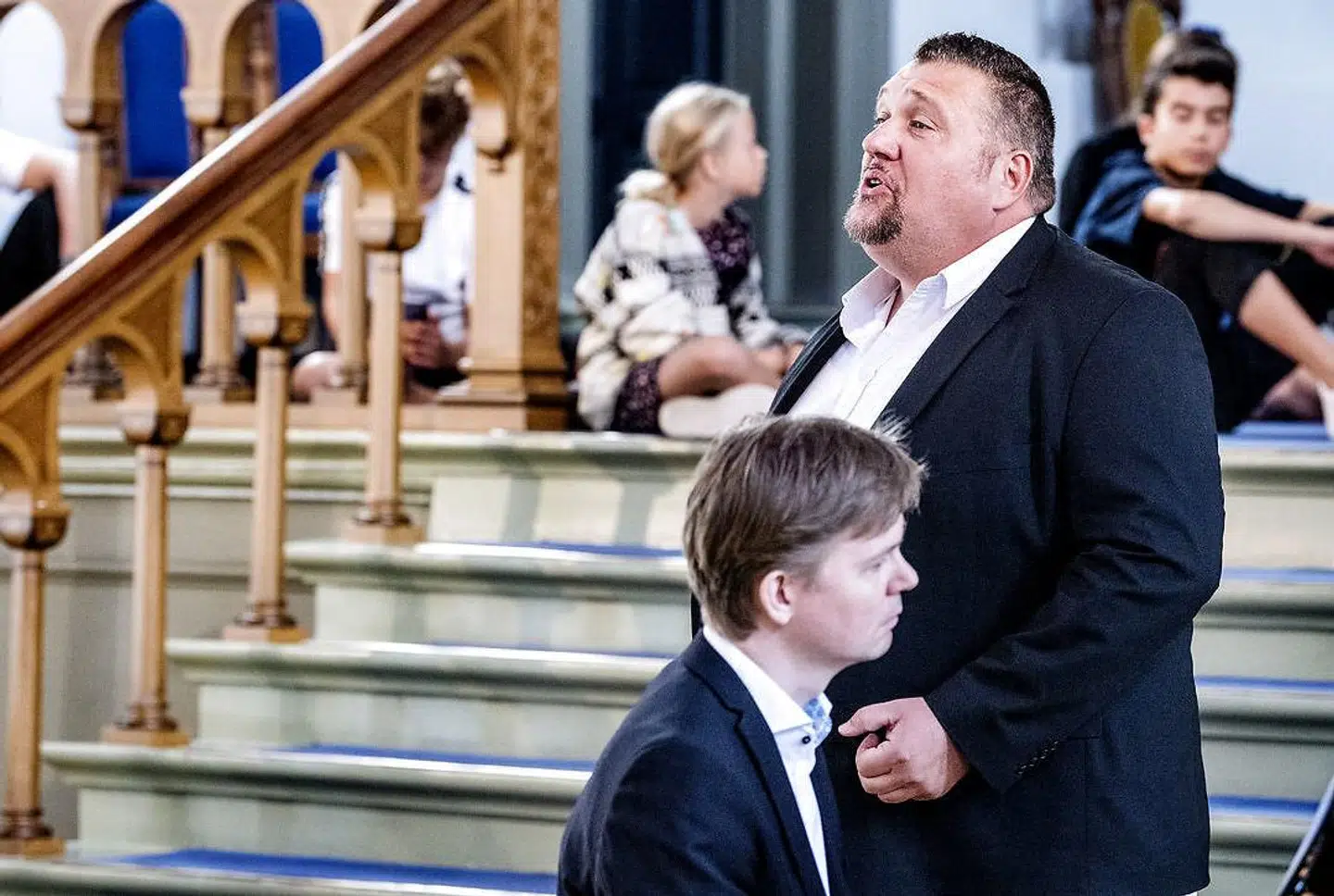 Amin Jensen synger i kirken.