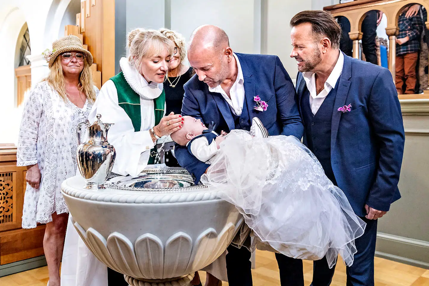 Præsten Kathrine Lilleør døber lille Lucas.