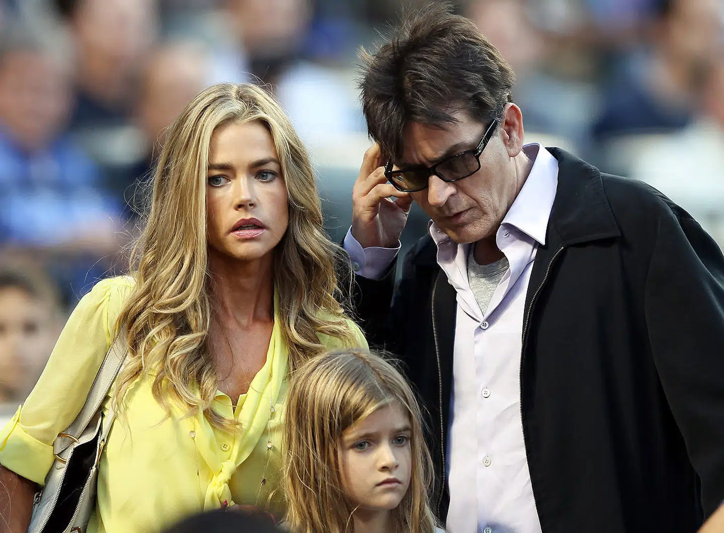 Denise Richards og Charlie Sheen sammen med én af deres to døtre.