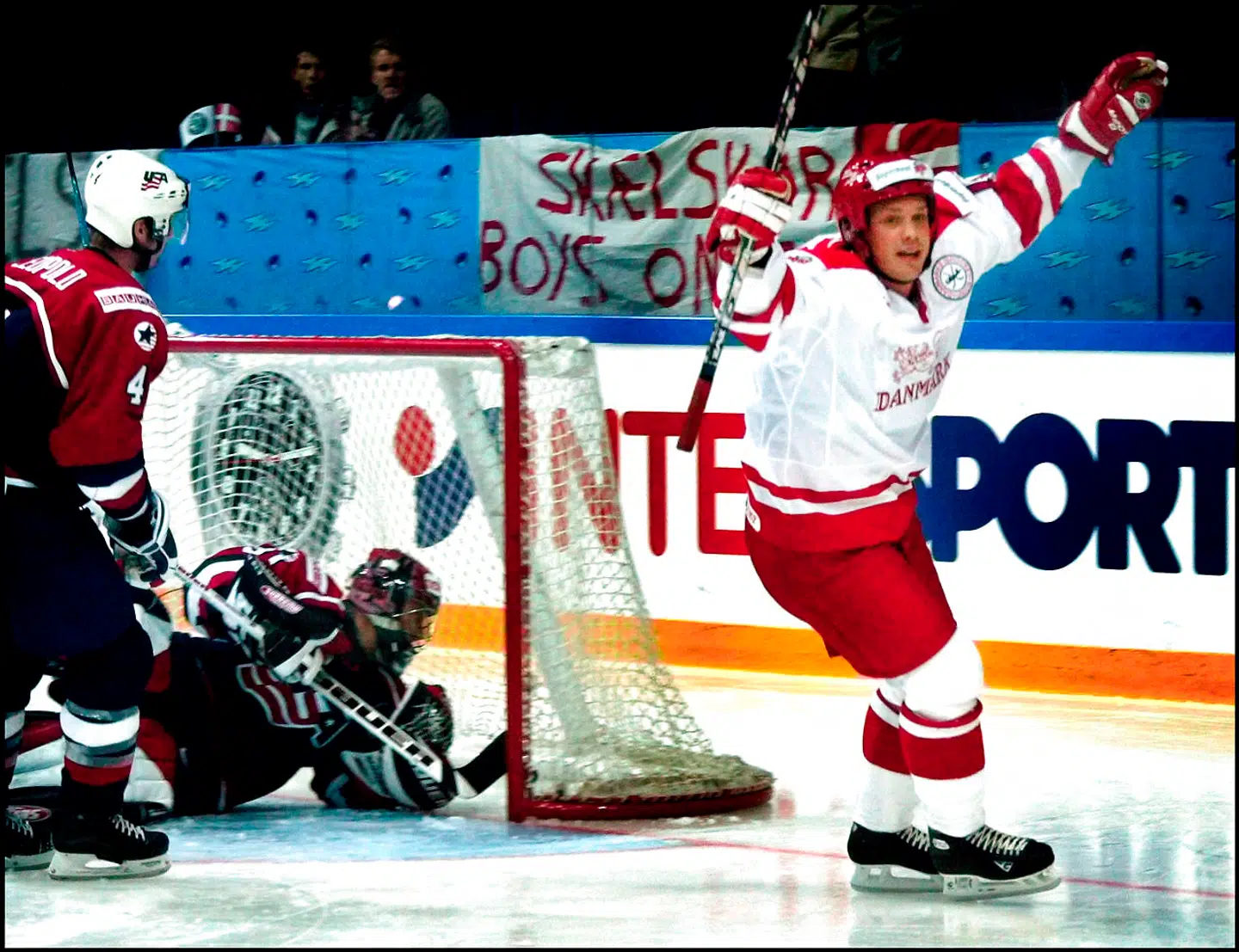 Ronny Larsen jubler efter at have scoret det fjerde danske mål mod USA ved A-VM i Finland lørdag 26. april 2003.