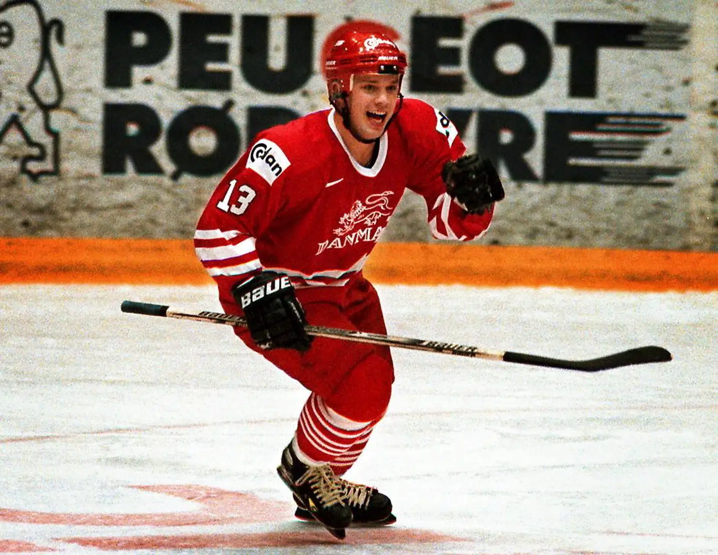 Ronny Larsen jubler over en scoring for Danmark i OL-kvalifikationen mod Japan i 2000.