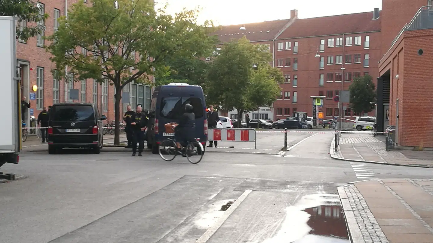 Politiet er til stede på Fensmarksgade.