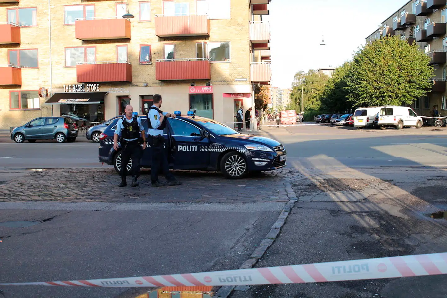 Politiet på gerningsstedet på hjørnet af Bisiddervej og Frederiksborgvej torsdag den 5. september 2019. En mand er blevet ramt af skud i Københavns Nordvestkvarter. Det oplyser Københavns Politi til TV2 Lorry. Det skriver Ritzau, torsdag den 5. september 2019.. (Foto: presse-fotos.dk/Ritzau Scanpix)