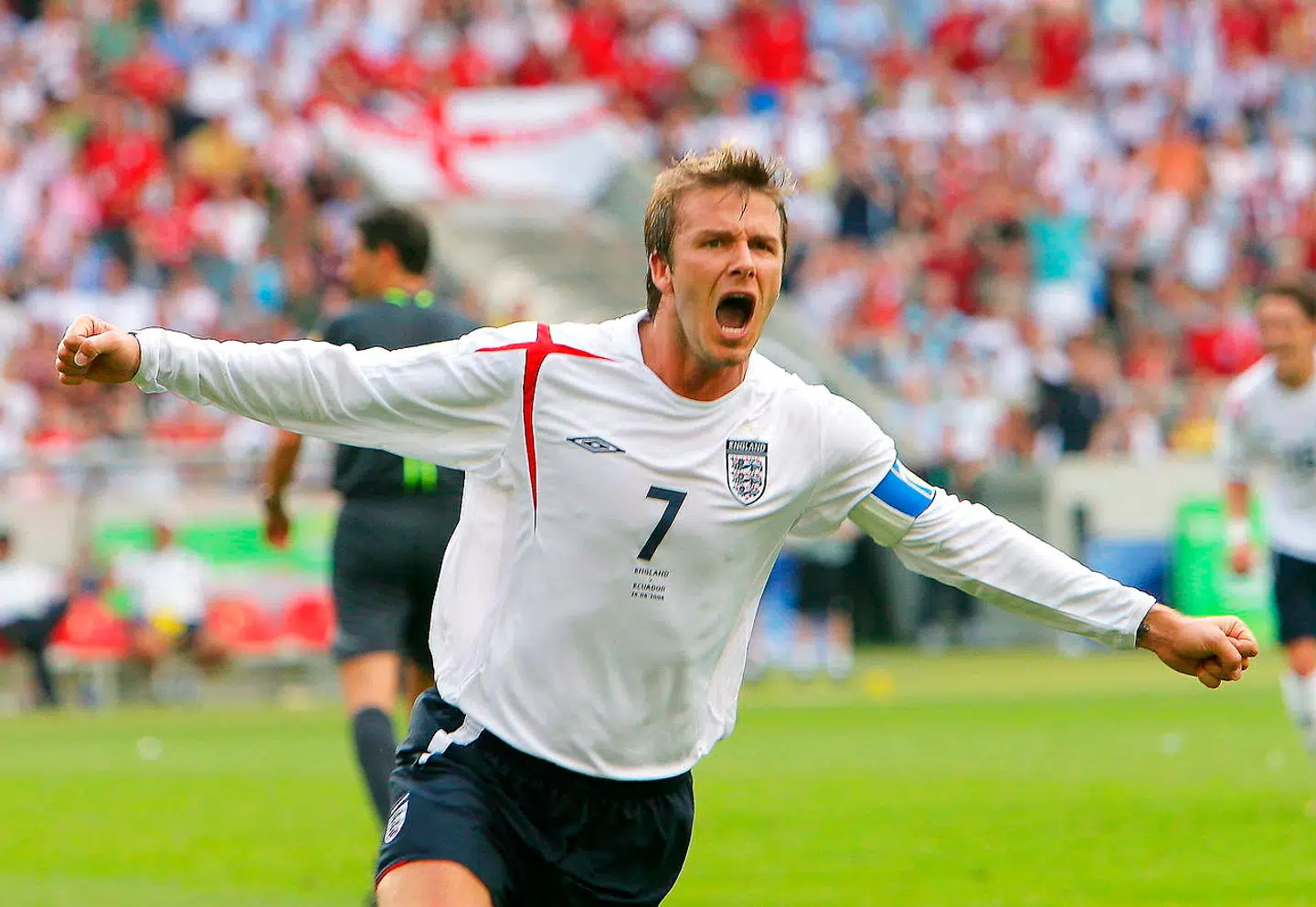 David Beckham med 'Three Lions' på brystet, nummer syv på trøjen og anførerbindet på armen. Her under VM i 2006.