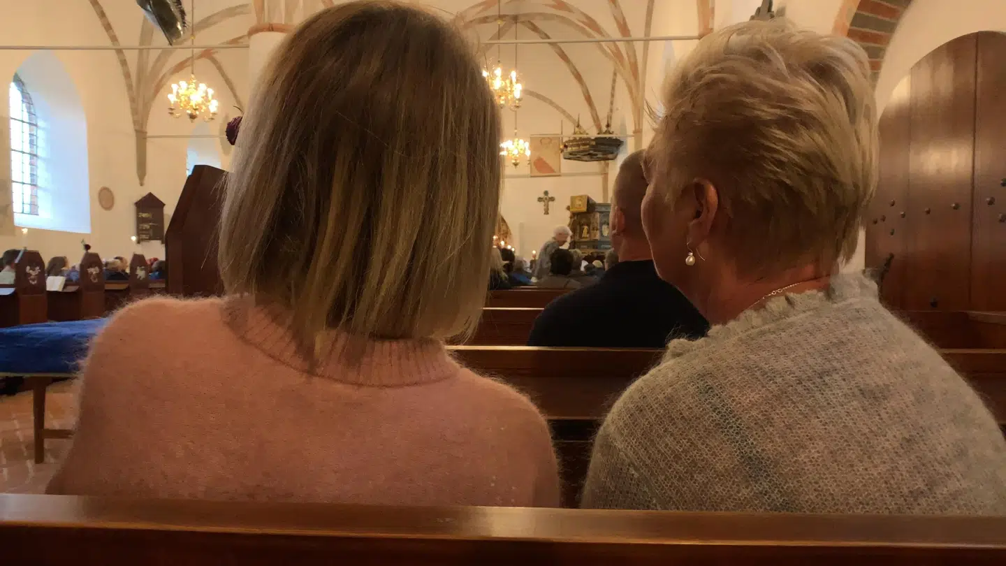 Søborg kirke i Gilleleje var fyldt med knapt 90 mennesker. Få kendte Carl-Johan Petersen godt, mens størstedelen var fremmede. Men de var mødt op for at synge med på sangene, fylde bænkene og sende en sidste tanke til Carl-Johan Petersen.