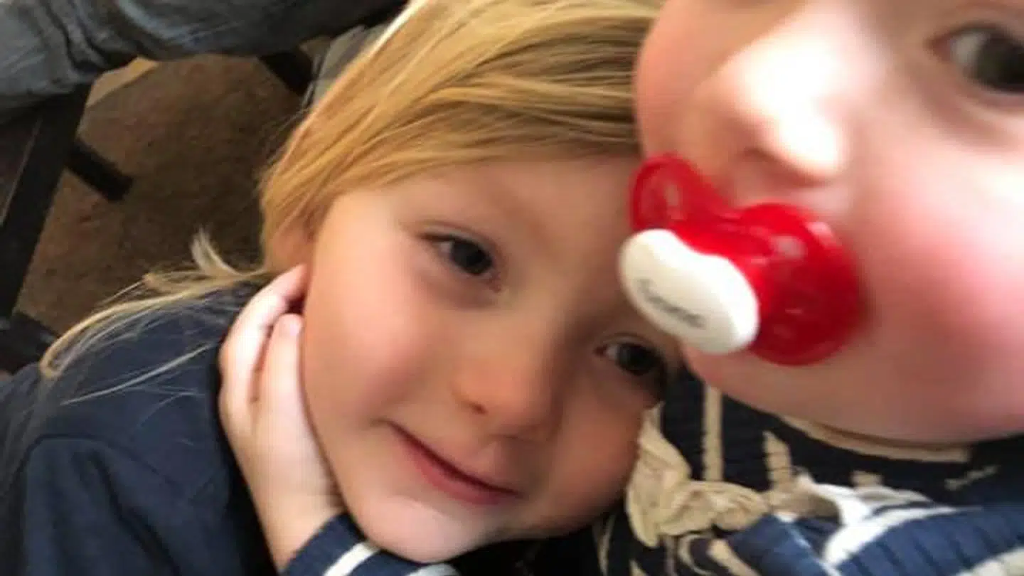 Mia og hendes søster, Emma. Foto: Privat.