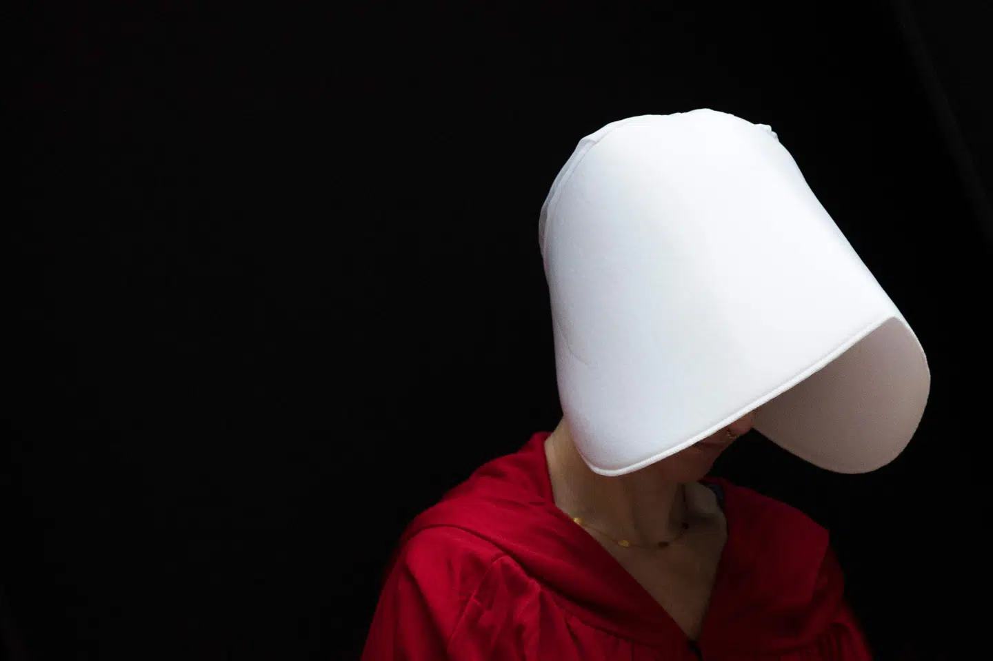 Romanen The Handmaid's Tale, som er blevet til en tv-serie på HBO Nordic, handler om den totalitære stat Gilead, hvor kvinder iført røde kapper og hvide skærme tvinges til at føre menneskeheden videre, efter at forurening har gjort størstedelen af befolkningen steril. Jim Watson/Ritzau Scanpix