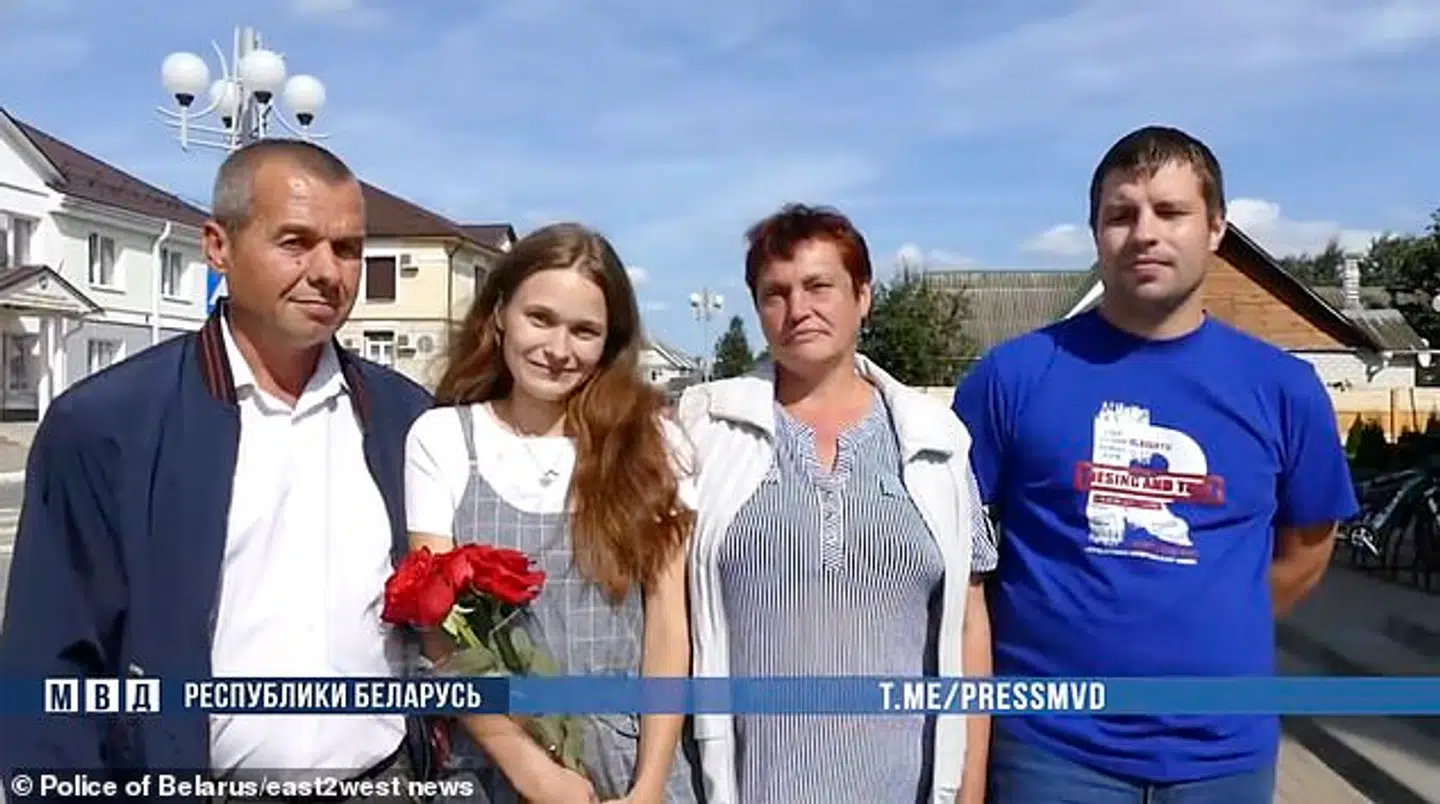 Her ses Yulia Gorinas far, Yulia selv, moderen og Yulias kæreste, der fandt frem til hendes familie
