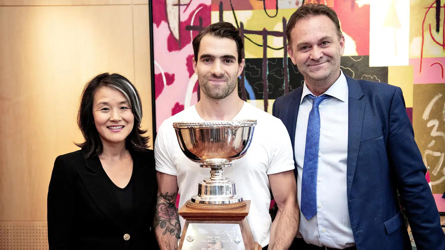 Nikolaj Rosenthal, i midten, hyldes som ”Årets Spiller” i dansk ishockey af Canadas ishockeyinteresserede ambassadør, Emi Furuya, og DIUs formand, Henrik Bach Nielsen.