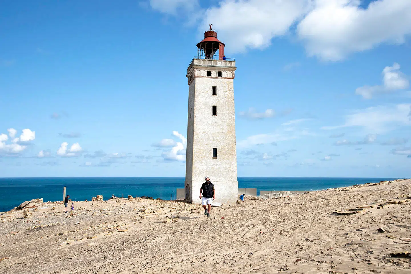 Murer Kjeld Pedersen ses her ved Rubjerg Knude Fyr, tirsdag 13. august 2019. Den lokale murer fra Lønstrup står i spidsen for flytningen af Rubjerg Knude Fyr, der er i fare for at styrte i havet, til en ny position 80 meter væk fra havet.
