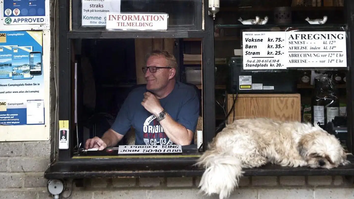 John Vincent Nilsson havde også en hund i campingpladsens kiosk, hvilket kostede en indskærpelse fra Fødevarestyrelsen. Hunden på billedet er ikke den samme hund, som nævnes i artiklen.