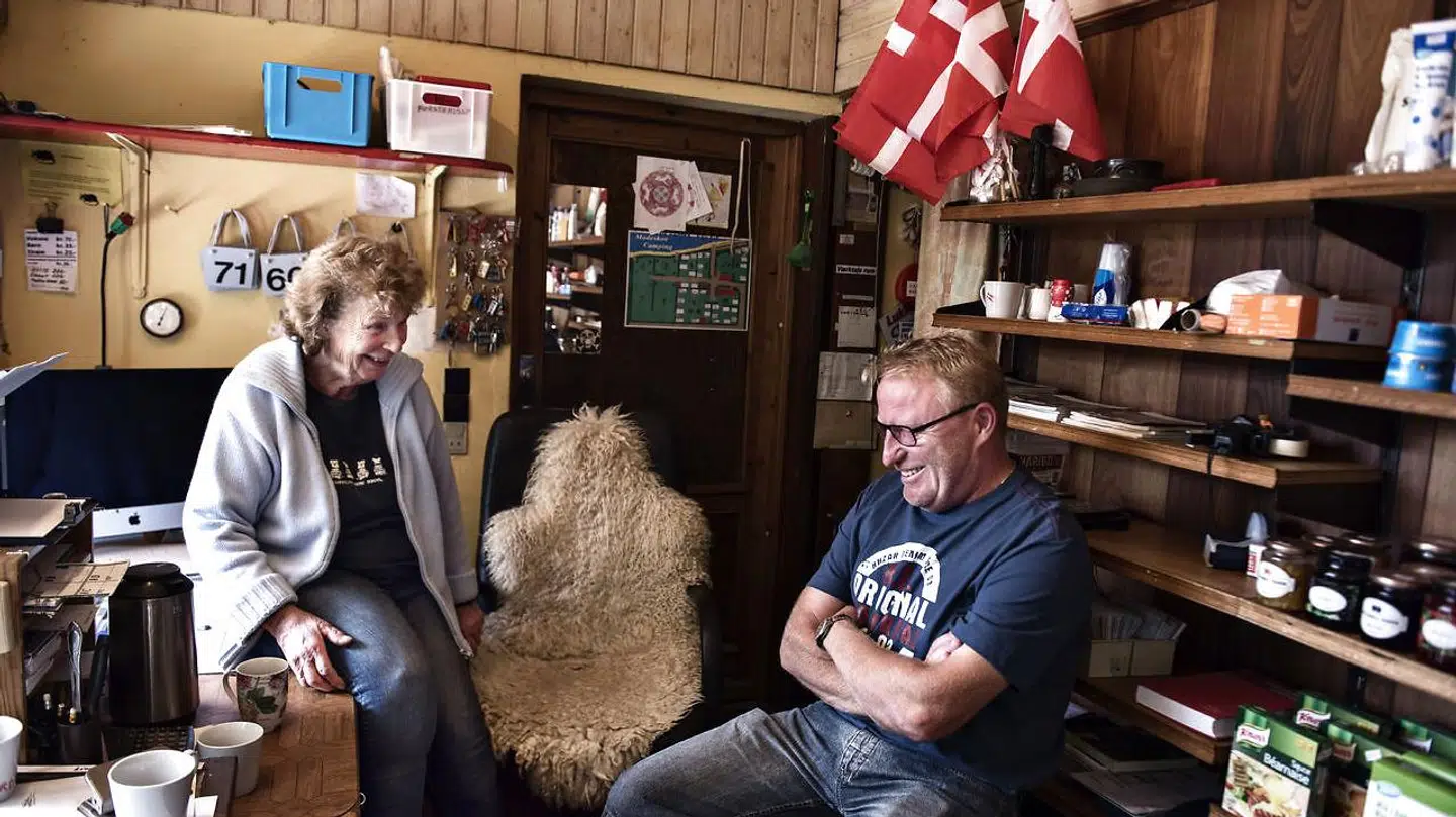 John Vincent Nilsson, her sammen med Yvonne, den tidligere ejer af Madeskov Camping. John overtog campingpladsen, efter at han i 2016 vandt 12,5 millioner kroner i lotto. Nu har en sur smiley fået ham til at droppe rygningen.