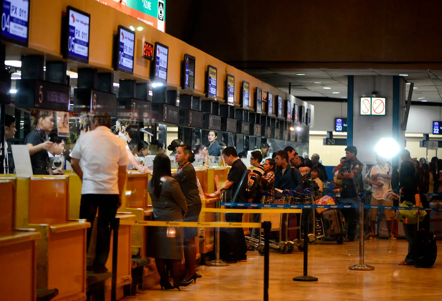 Passagerer i færd med at tjekke ind i Ninoy Aquinos internationale lufthavn i Manila.