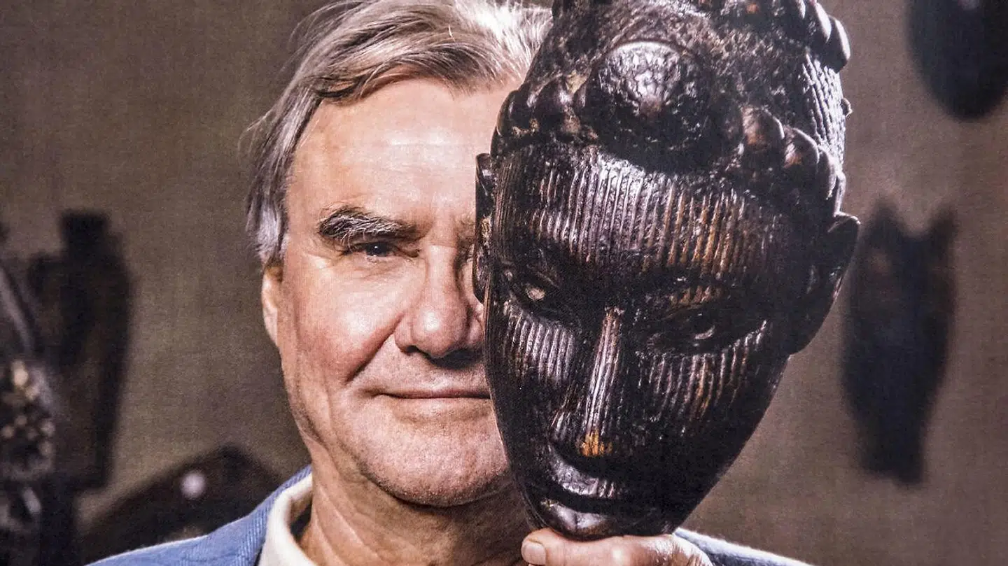 Denne maske, der havde katalognr. 123, var også vældig populær. Den var vurderet til 6.-8.000 kr., men blev solgt for 60.000 kr. »Det er ikke bare en tilfældig ting fra Prinsens samling. Det er gået hen og blevet et trofæ for mange, at det er det, man vil have, for den er på et billede med Prinsen på forsiden af kataloget«, siger David Utzon-Frank, vurderingssagkyndig hos Bruun Rasmussen Auktioner.