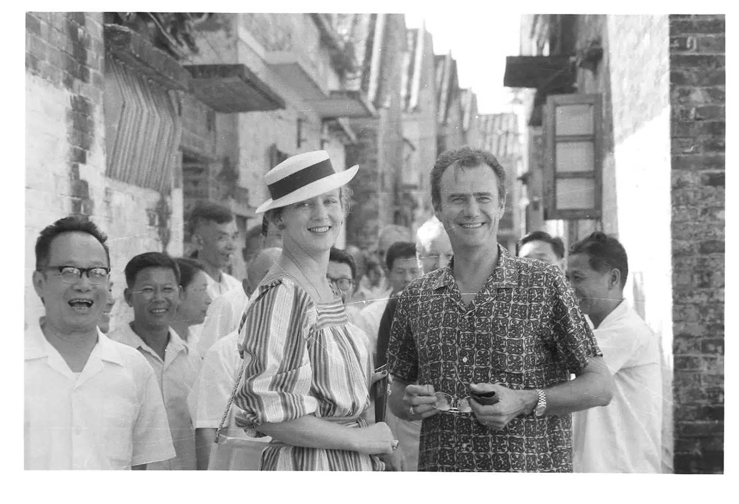Dronning Margrethe og prins Henrik i Kina, hvor de er på en gåtur.