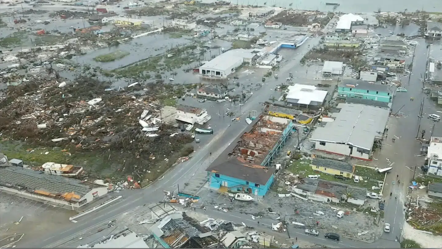 Store dele af Abaco Islands på Bahamas står under vand.