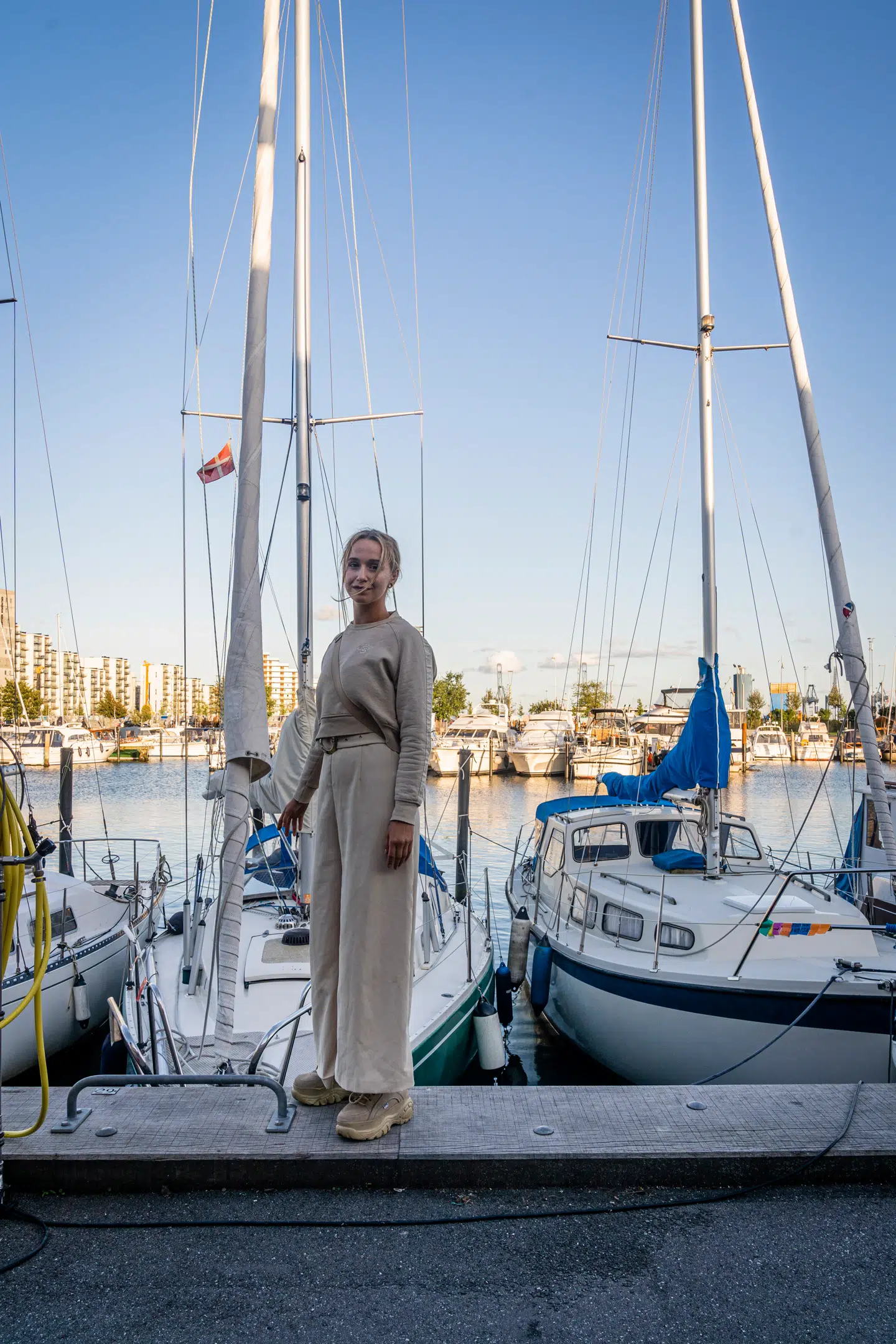 Zenna har netop sejlet sin båd fra Sverige til Aarhus, hvor hun er ved at uddanne sig til koaspilot.