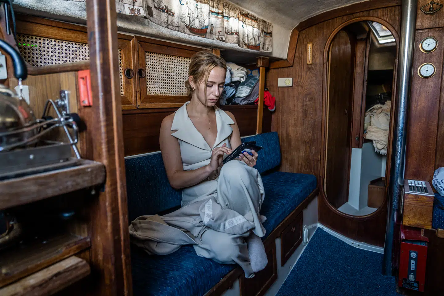 Zenna sover, arbejder og laver mad i samme rum.