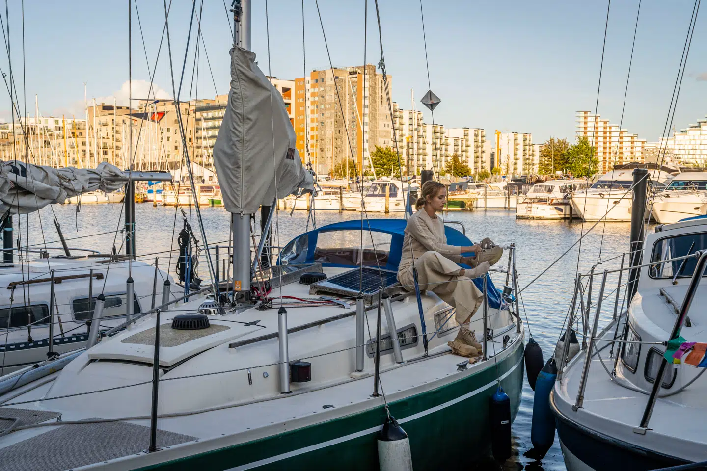 Lige nu ligger båden i Aarhus Lystbådehavn. Men Zenna har fået lovning på en fast plads i Marselisborg Havn.