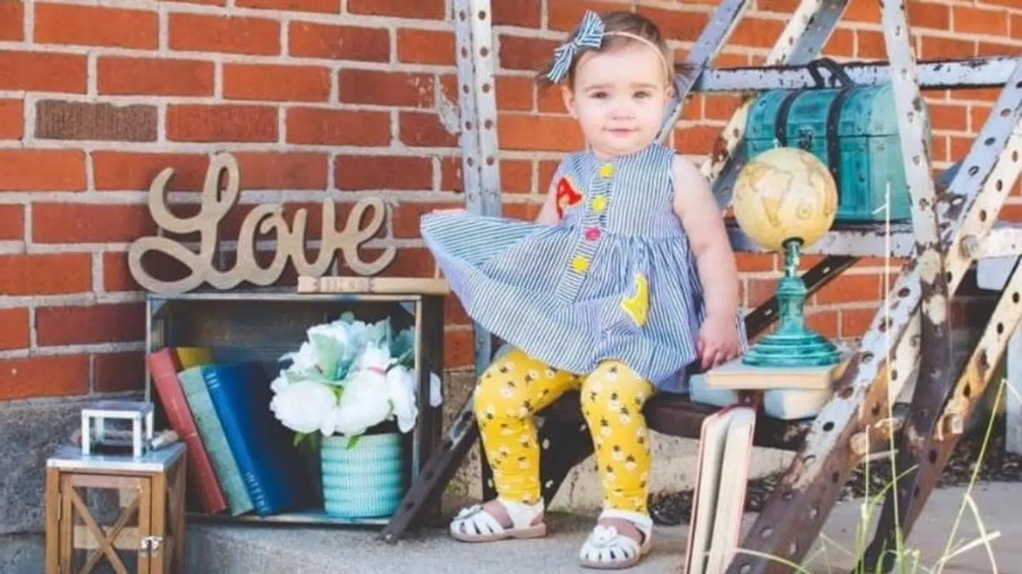 Davis Anderson er bare 17 måneder gammel. Den lille pige er det yngste offer i USA's seneste masseskyderi. Forældrene sendte selv dette foto til pressen.