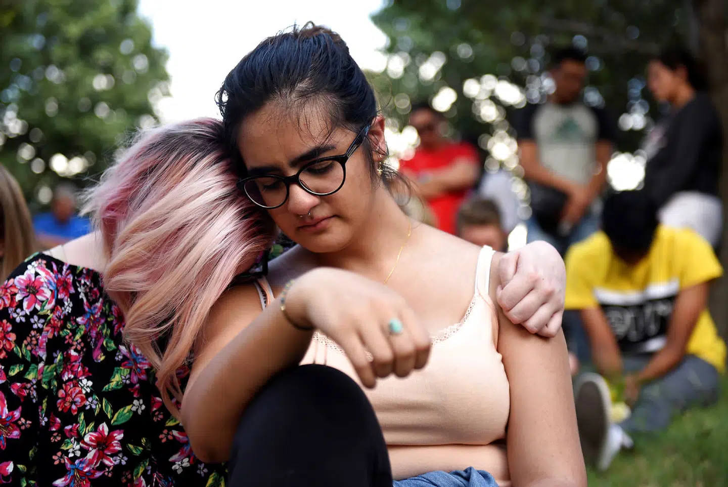 To kvinder fra Odessa, Texas, sørger efter USA's seneste masseskyderi.