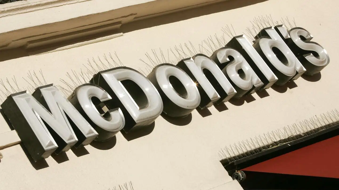 En kvinde har fortalt politiet, at hun har set Emelie på Mc Donald's i Ludvika omkring klokken 13.00 i søndags, hvor hun snakkede i telefon.