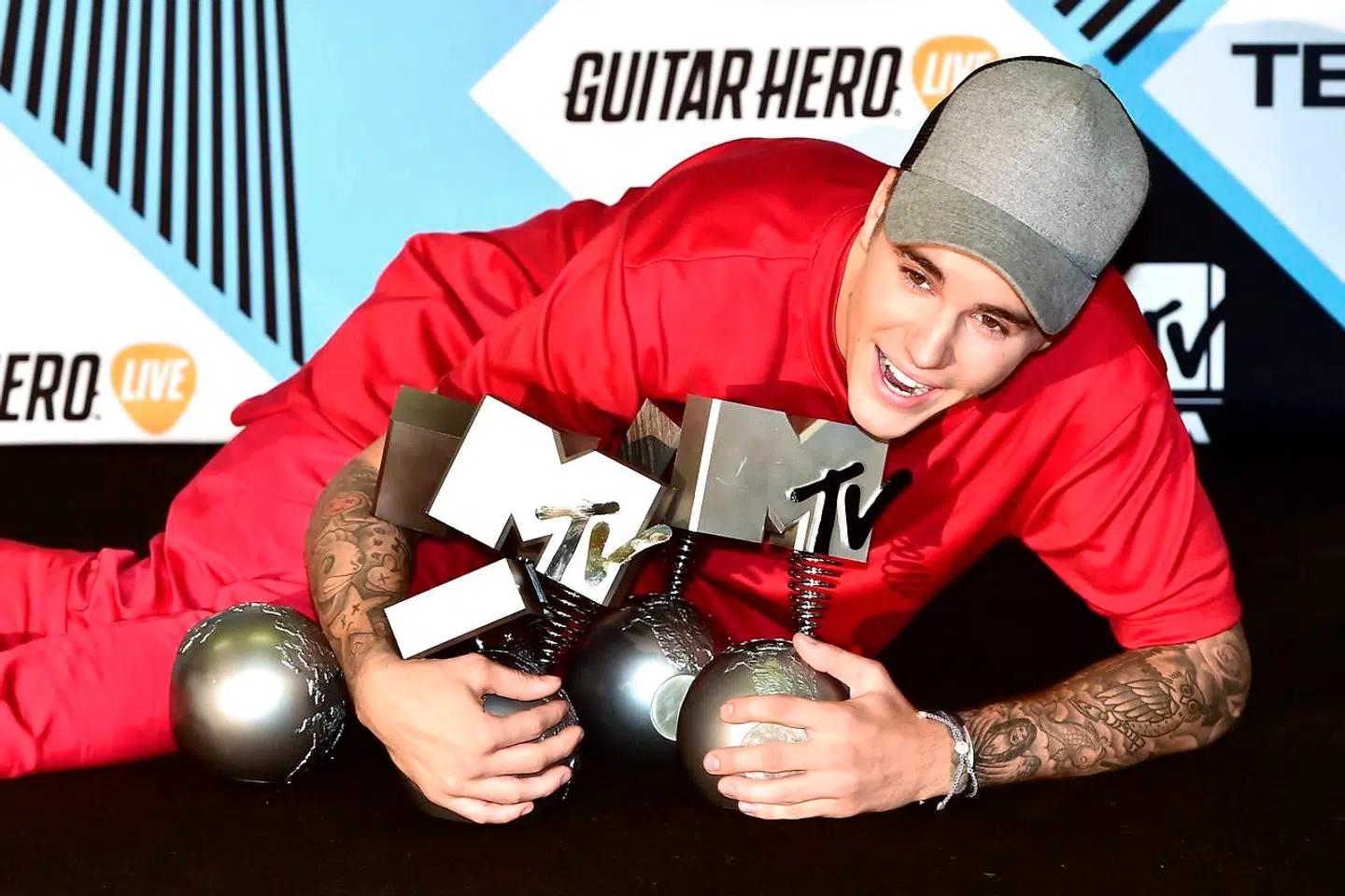Justin Bieber med nogle af de mange priser, han har modtaget for sin musik.