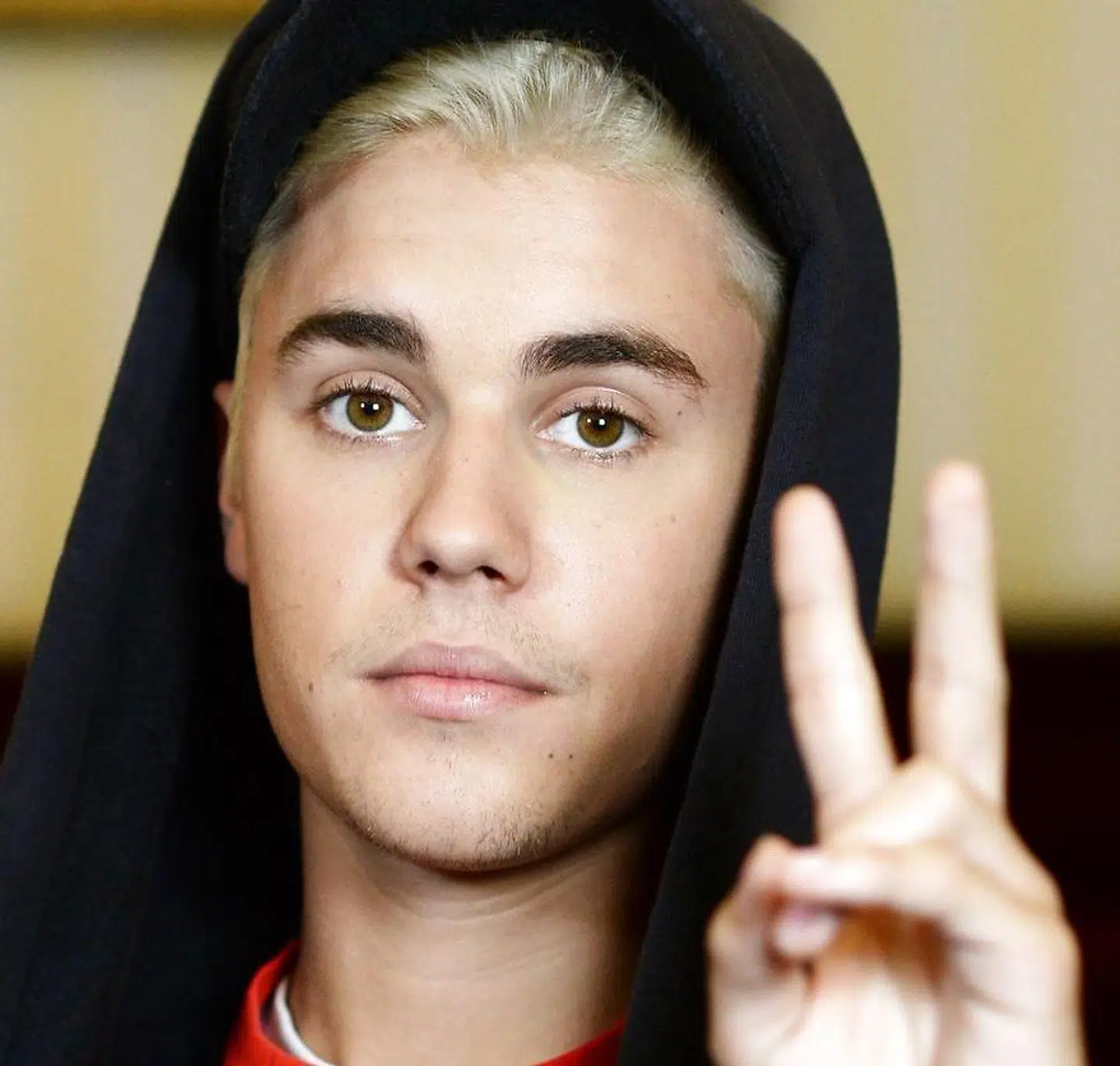 Canadian singer Justin Bieber gestures during a press appointment to promote his new album "What Do You Mean" in Berlin on September 15, 2015. Pop idol Justin Bieber is finding a new way to say "Sorry" - - in Spanish. Two weeks after releasing the hit single, Bieber on November 6, 2015 put out a new "Latino remix" of "Sorry" that features the Colombian reggaeton star J. Balvin. AFP PHOTO/ DPA/ JENS KALAENE +++ GERMANY OUT