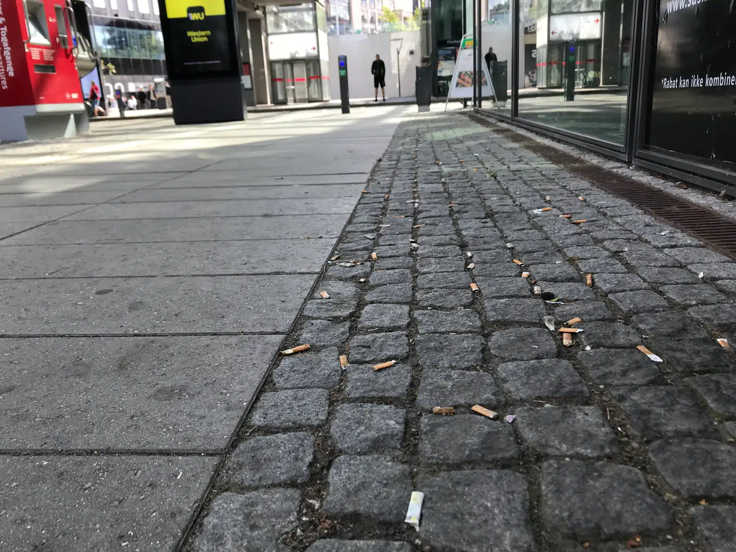 På Flintholm Station på Frederiksberg flyder det med hundredvis af skod, der har gemt sig mellem brostenene. Så selvom der gøres rent på stationen mandag middag, da B.T. kort besøger stationen, ligger skoddene tilbage til frit skue for passagererne.