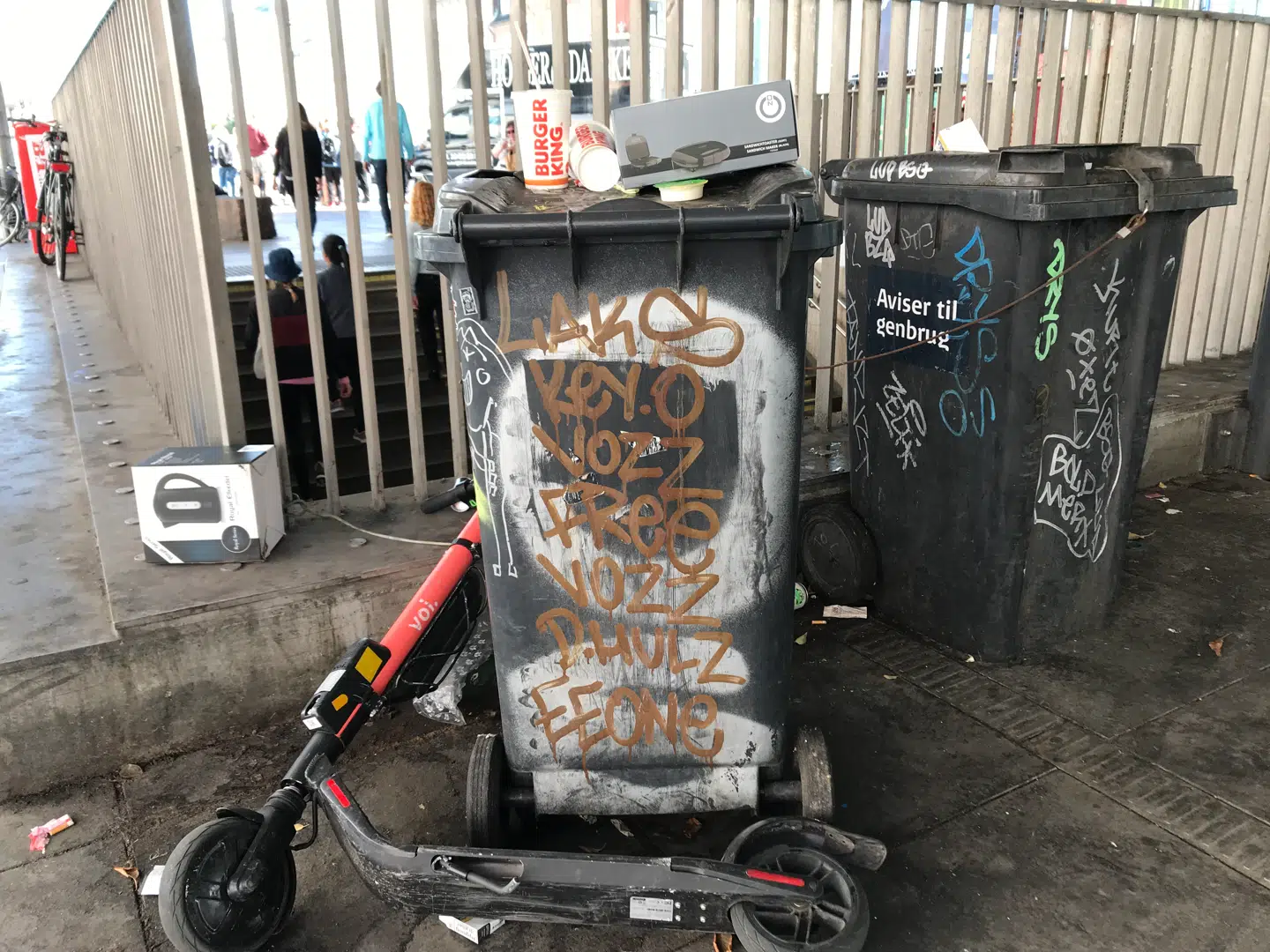 På Nørreport Station er papir-containere blevet forvekslet med en skraldespand. Vindstød skubber derefter skraldet videre ud over stationsarealet.