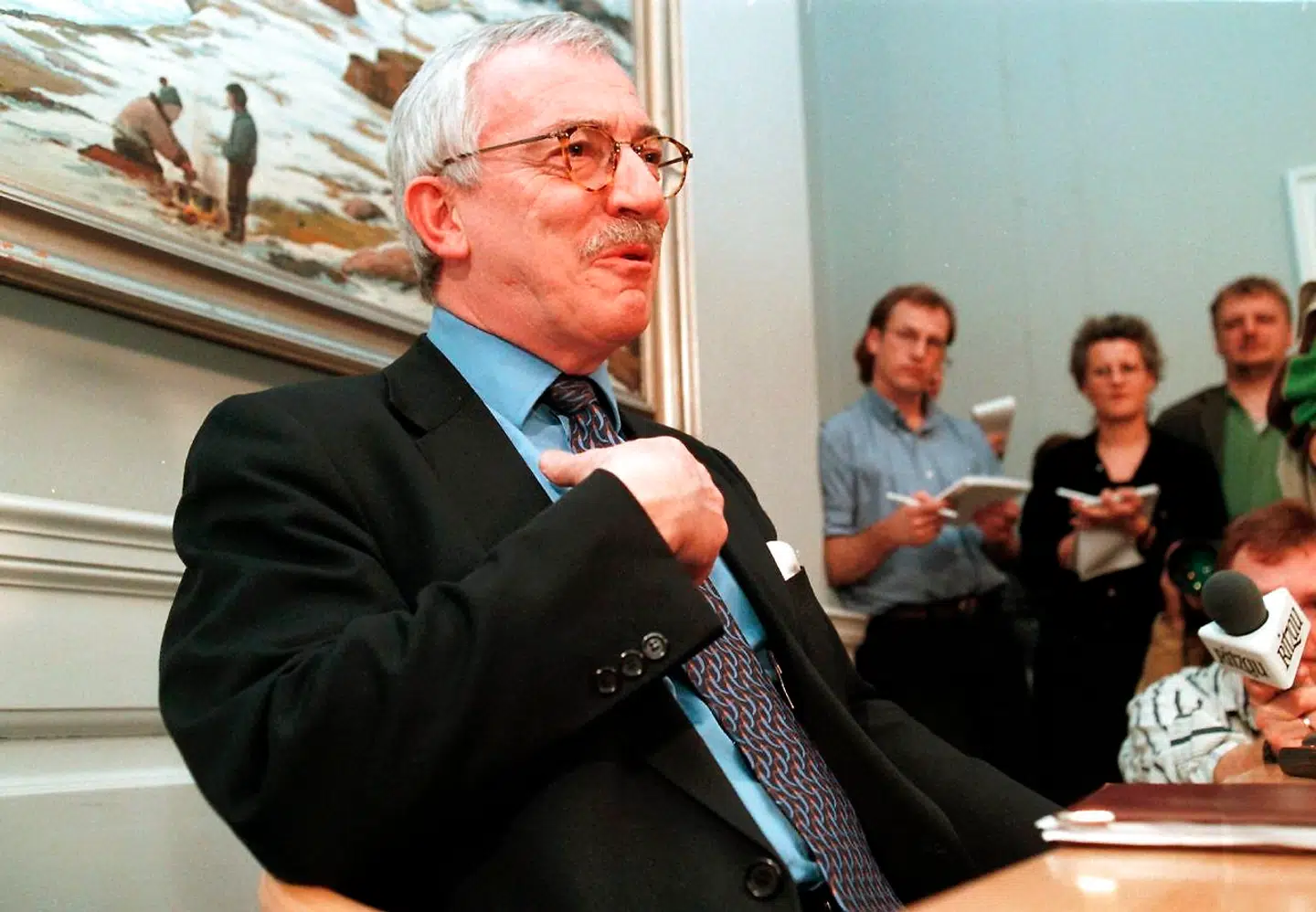 En munter Uffe Ellemann-Jensen, da han tirsdag 17. marts 1998 på et pressemøde på Christiansborg fortalte, at han trækker sig som formand for Venstre. Foto: Bent Midstrup NORDFOTO 1998
